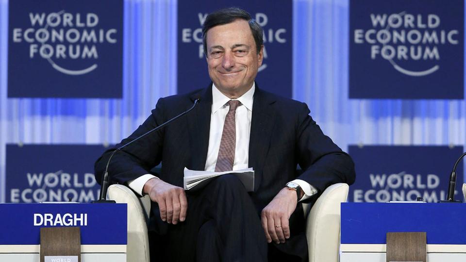 Macron chce, aby se novým šéfem EK stal Mario Draghi