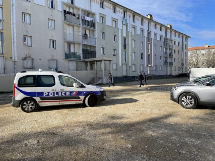 V multikulturní čtvrti francouzského Nimes byli napadeni policisté tlupou asi 30 „mladíků“5 (6)