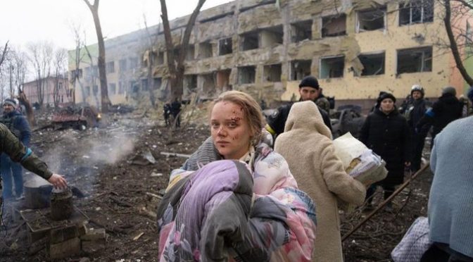 Rusko tvrdí, že informace o bombardování porodnice plné lidí se nezakládají na pravdě