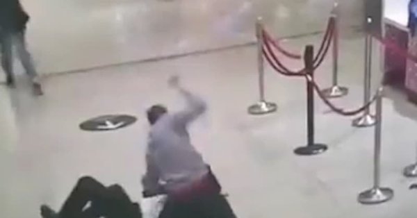 Francie: Afričan napadl pracovníka ostrahy v obchodním centru, ten je nyní v kómatu (video)5 (5)