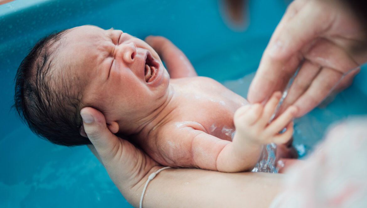 WHO vydává varování před „neobvyklým“ nárůstem závažných případů myokarditidy u novorozenců a kojenců