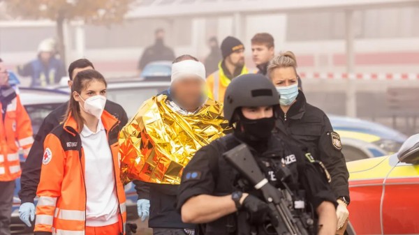 Německo: Muslim, který vloni pobodal ve vlaku 3 cestující, není psychicky nemocný5 (8)