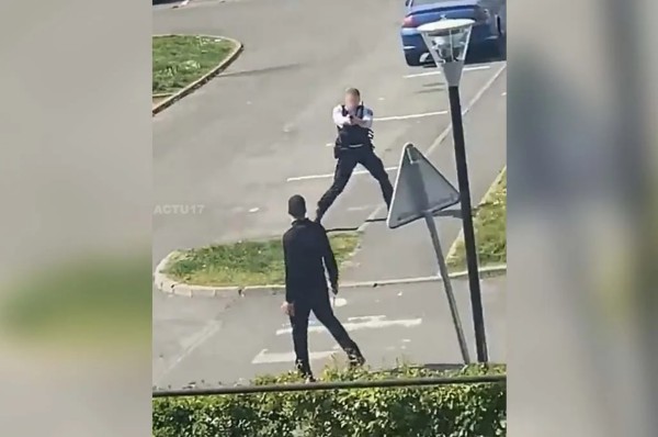 Francie: Muž ohrožoval policisty na ulici nožem, ti ho postřelili (video)