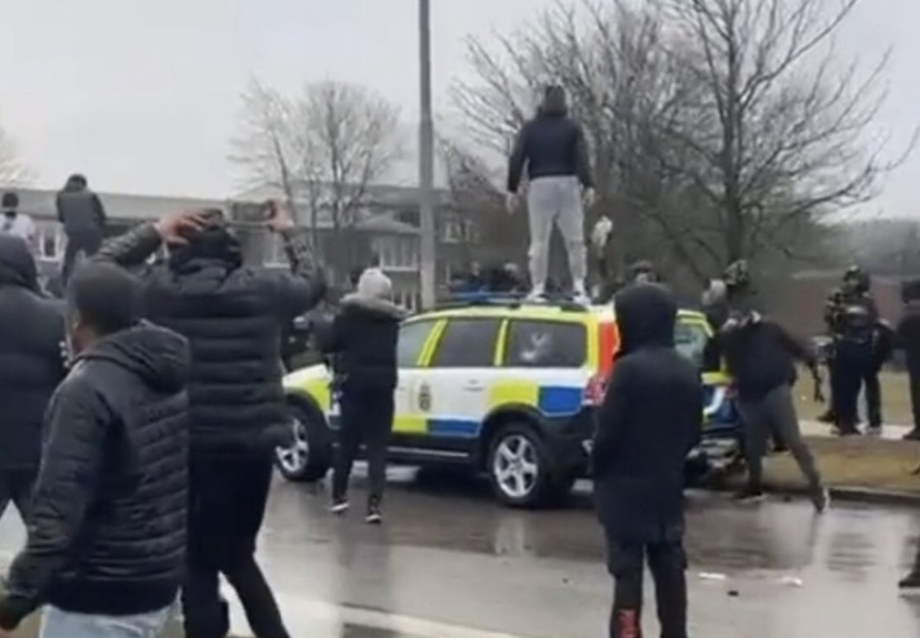 Švédsko: Muslimské nepokoje postihly dvě švédská města – požáry, zničená policejní auta, tři zranění policisté (videa)5 (8)