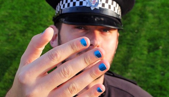 Velká Británie: Policista – muž, který se prohlásí za ženu, může provádět osobní prohlídky žen