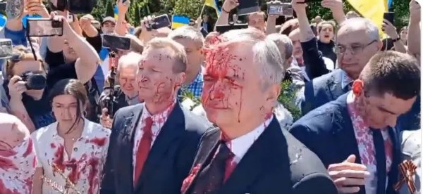 Ruskému velvyslanci v Polsku zabránili položit věnec (video)5 (8)