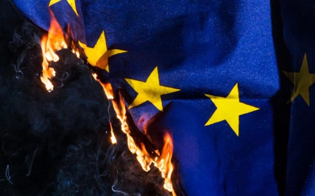 „Evropská unie se mění ve zcela zkorumpovanou diktaturu“ – další zajímavý projev z europarlamentu4.9 (40)