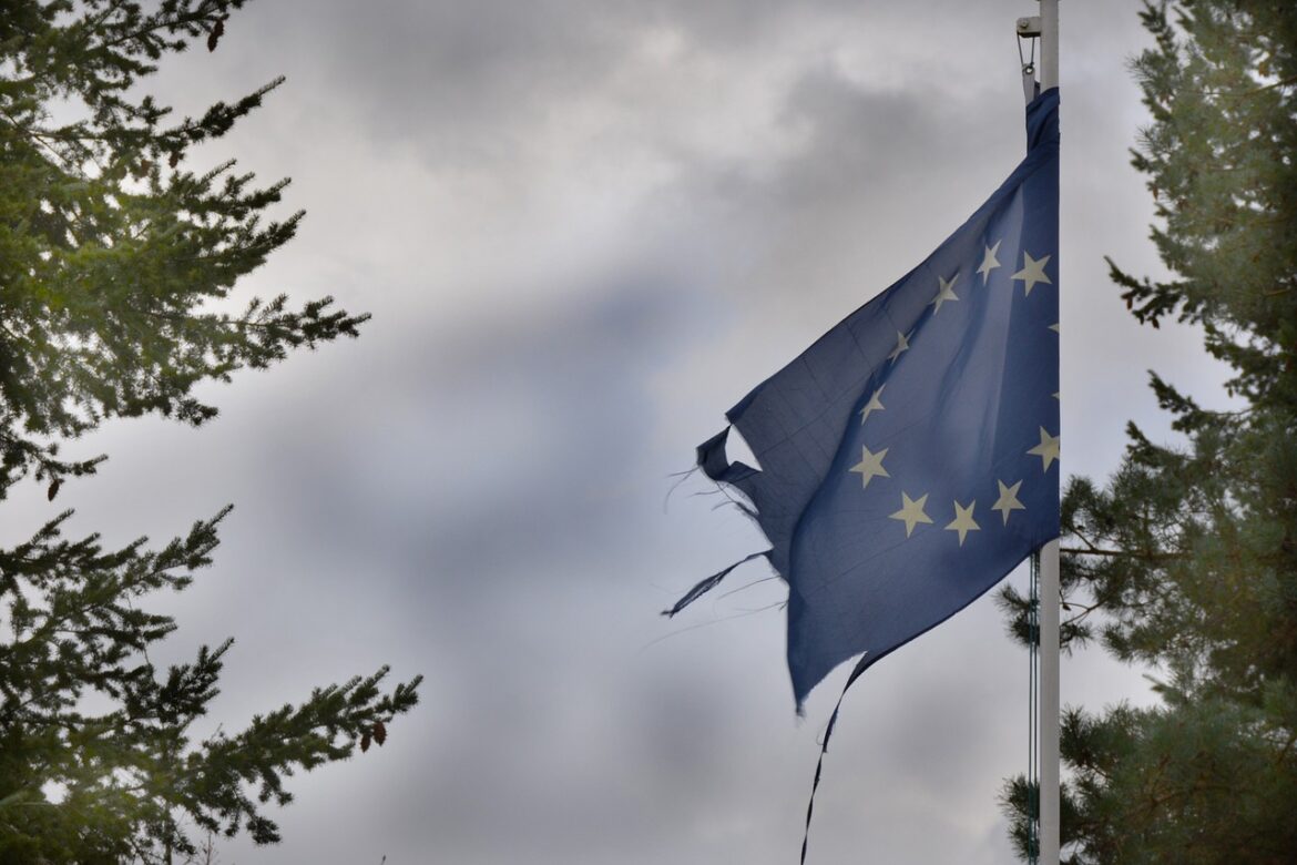 Pod pařížským Vítězným obloukem byla poprvé v historii vyměněna francouzská vlajka za vlajku EU