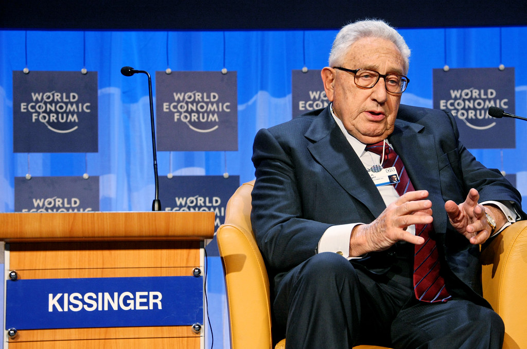 Henry Kissinger na WEF: Ukrajina musí přenechat území Rusku4.9 (11)