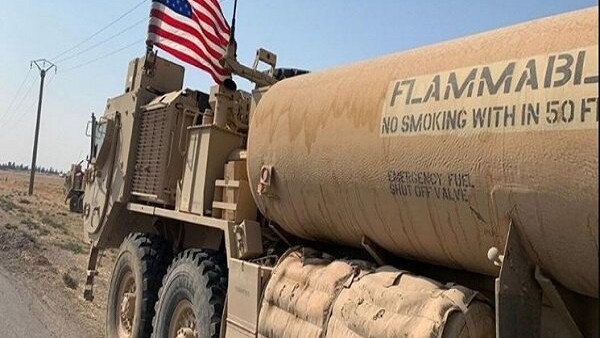 Američtí vojáci údajně odvezli z okupovaných oblastí Sýrie 70 tankerů ropy