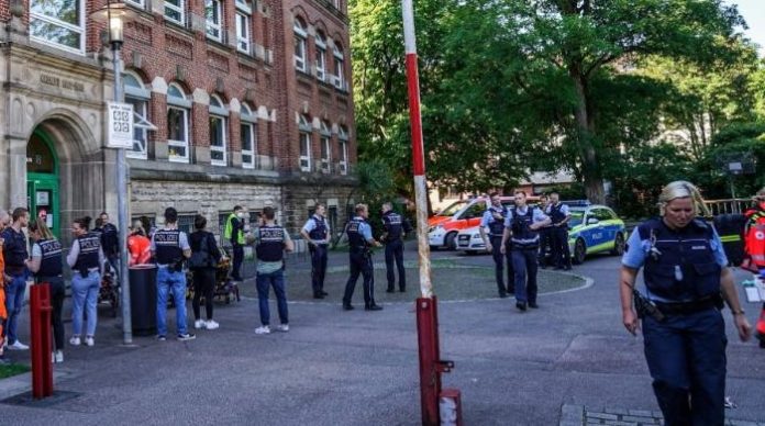 Německo: Dva různé útoky nožem na školách – celkem 6 pobodaných