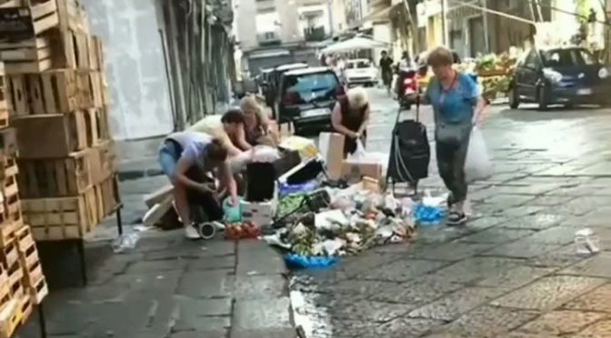 10 milionů Italů nevyjde do další výplaty, jídlo hledají v odpadcích (video)4.8 (13)