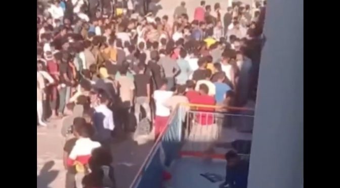 Lampedusa zažívá nevídanou invazi, přijímací centrum je přeplněné, další džihádisté připlouvají (video)5 (8)