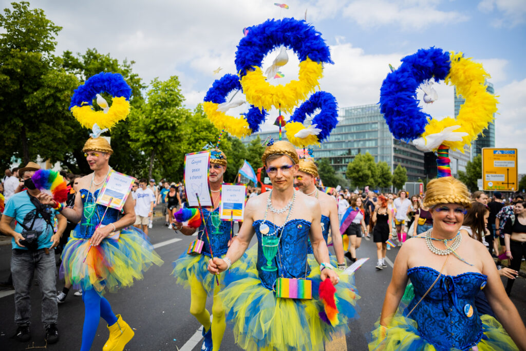 Průvod LGBTQI v Berlíně požaduje: Pošlete zbraně na Ukrajinu, ať může být pride průvod v Mariupolu!4.3 (6)