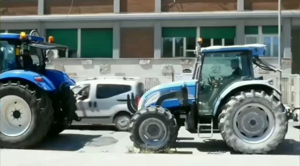 V Itálii protestují lidé, kteří již nemají ani na chleba, ale také farmáři – mezitím padá vláda (videa)5 (16)