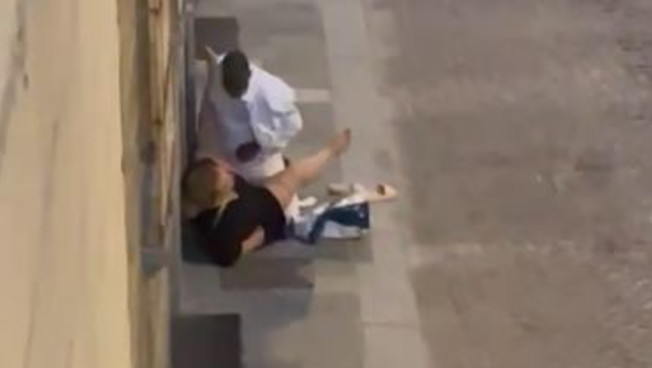 Itálie: Černoch se na ulici pokusil znásilnit Ukrajinku, útok se podařilo natočit (video)4.9 (30)