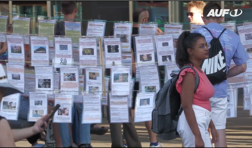V Berlíně proběhla pouliční výstava obětí covidových „vakcín“ (video)