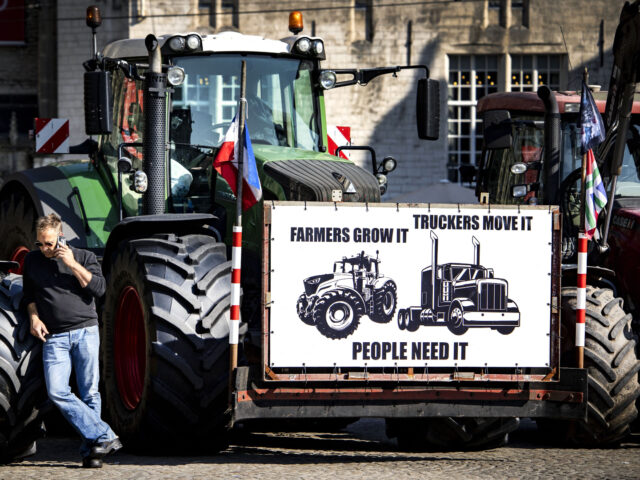 Nizozemští farmáři blokovali papírnu na protest proti dvojímu metru4.9 (17)