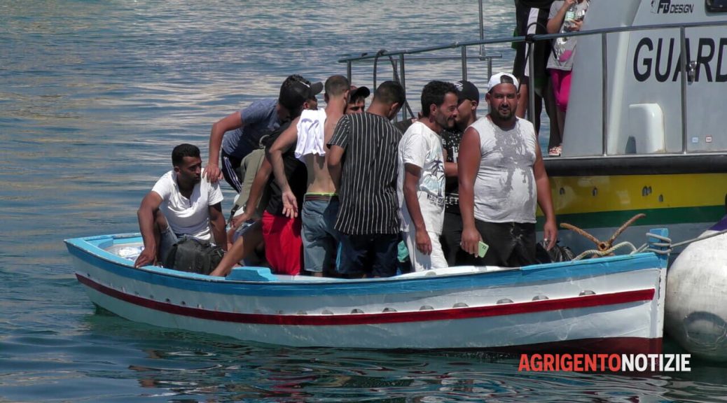 Islámská invaze: Během jednoho dne připlulo jen na Lampedusu 35 lodí (video)5 (10)