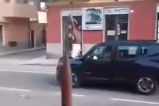 Itálie: Africký obohacovač útočí na auto (video)