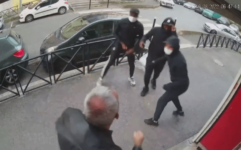 Francie: Podívejte se na přepadení obchodníka třemi africkými zločinci (video)5 (22)