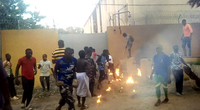 Při převratu v Burkině Faso vyrabovali a zapálili francouzskou ambasádu (video)5 (8)