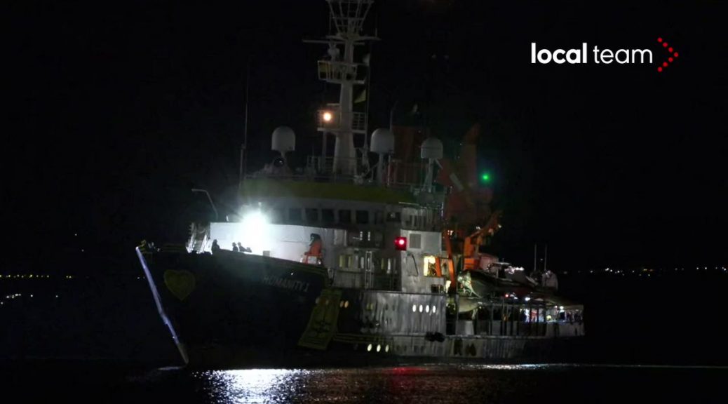 První z lodí pašeráckých neziskovek dnes nad ránem přistála v Itálii, kde vyložila údajně „nezletilé“ obohacovače (video)