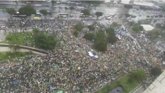Brazílie: Lidé, policisté i armáda podporují Bolsonara, masové protesty proti zmanipulovaným volbám pokračují (video)