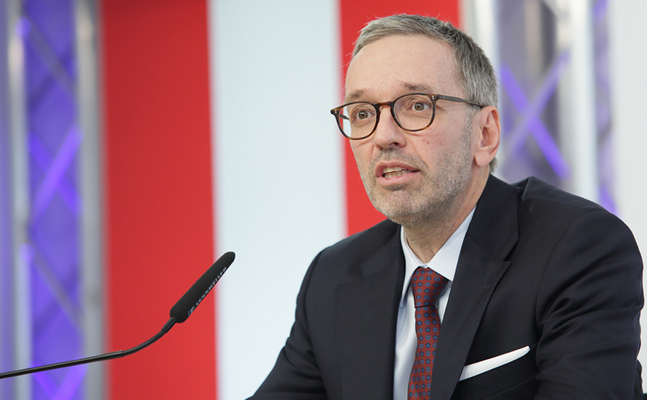 Rakouská protimigrační FPÖ, která má v programu odchod z EU, vede v preferencích