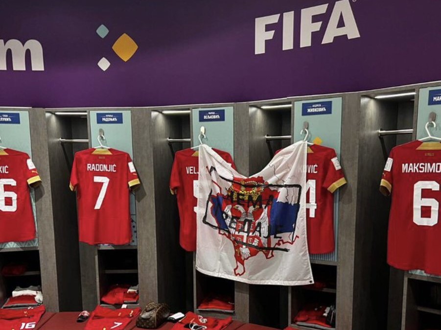 FIFA zahajuje řízení proti Srbsku po zveřejnění fotografie zobrazující vlajku popírající nezávislost Kosova v šatně5 (12)