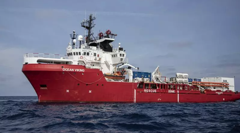 Itálií odmítnutá pašerácká loď Ocean Viking byla přivítána ve francouzském Toulonu (video)