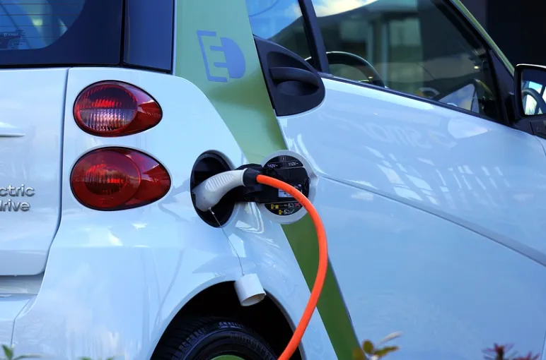 Proč není možné vyměnit stávající auta na fosilní paliva za elektromobily a co za touto snahou skutečně stojí?4.6 (28)