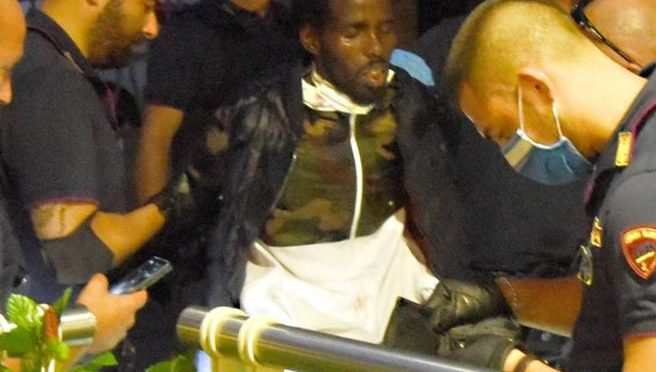 Itálie: Somálec vloni náhodně pobodal 5 lidí včetně jednoho dítěte, soud ho poslal na psychiatrii5 (8)