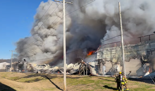 Počet záhadných požárů v USA stále roste: Velký požár na americké vaječné farmě si vyžádal nasazení více než 100 hasičů