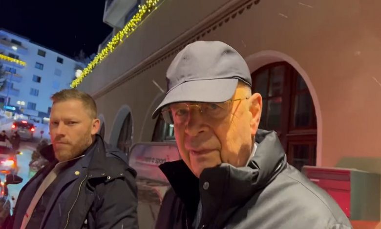 Davos: Podívejte se, co se stalo, když nezávislá novinářka narazila na Klause Schwaba (video)4.9 (40)