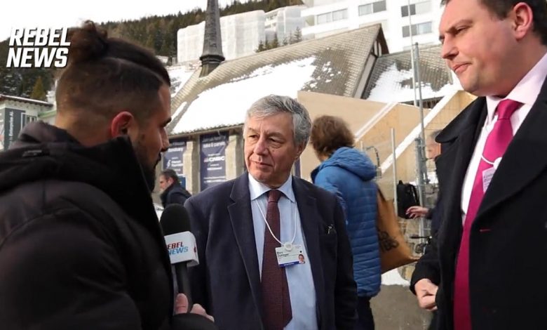 Davos: Reportér konfrontuje šéfa firmy AstraZeneca ohledně genových injekcí (video)
