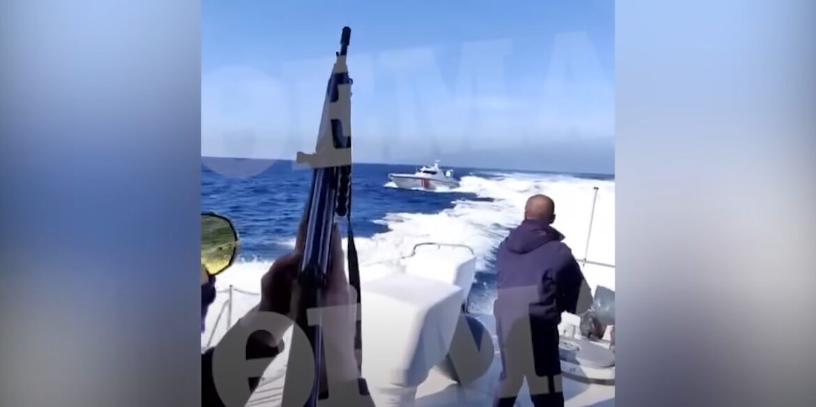 Nové video ukazuje, jak Turci najíždí na loď řecké pobřežní stráže, Řekové jim hrozí zbraněmi (video)5 (9)
