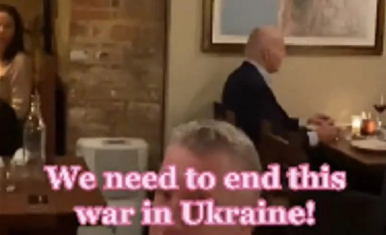 Biden byl před odletem na Ukrajinu konfrontován protiválečnou demonstrantkou (video)