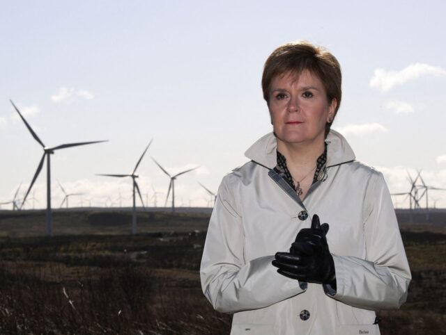 Skotsko: Desítky větrných turbín poháněných dieselovými generátory vylévají do krajiny hydraulický olej4.9 (15)