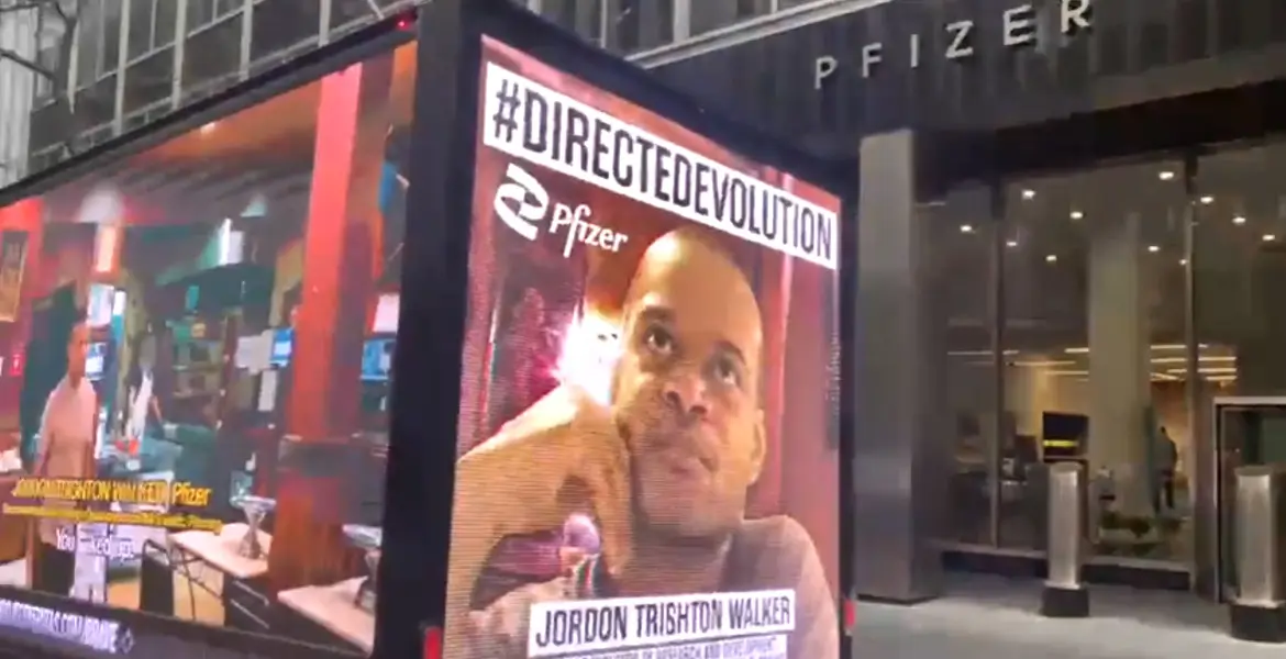 Skandální vyzrazení vedoucího pracovníka Pfizeru promítali před centrálou firmy v New Yorku (video)