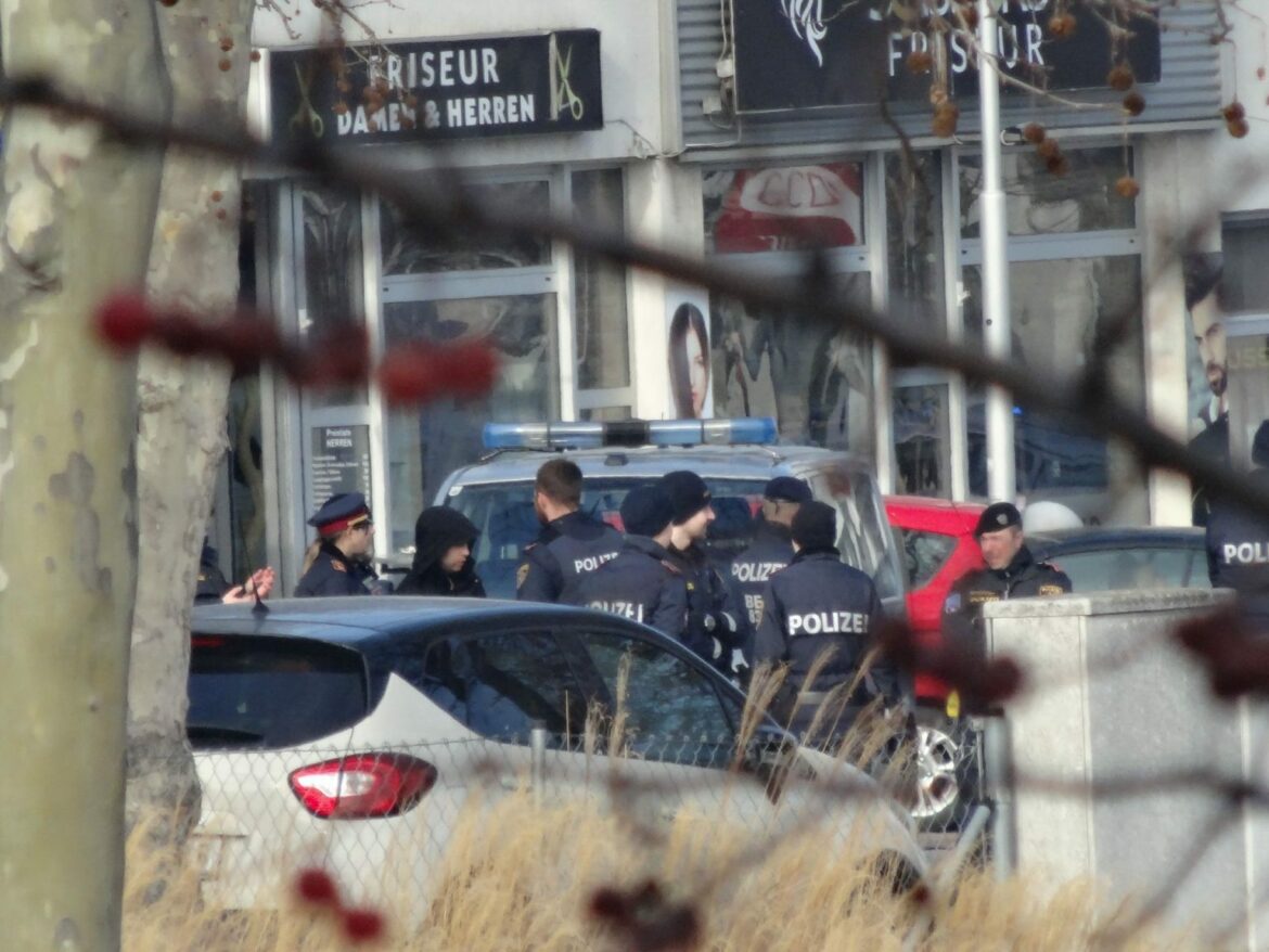 Přestřelka v poledne uprostřed Vídně: 2 mrtví, jeden z nich fotbalista a politik tureckého původu