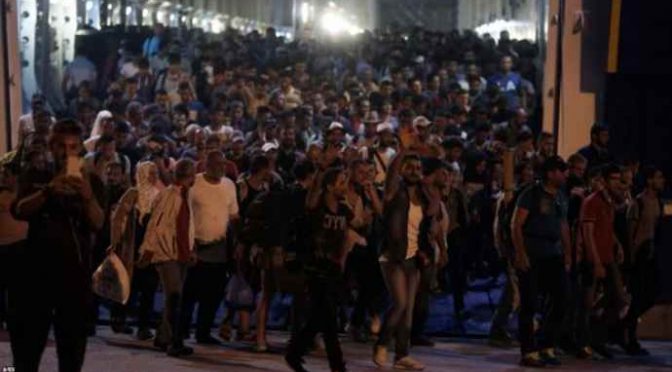 Meloniová pokračuje v Draghiho politice: Afričtí invazisté jsou hromadně převáženi z Lampedusy a rozptylováni po celé Itálii