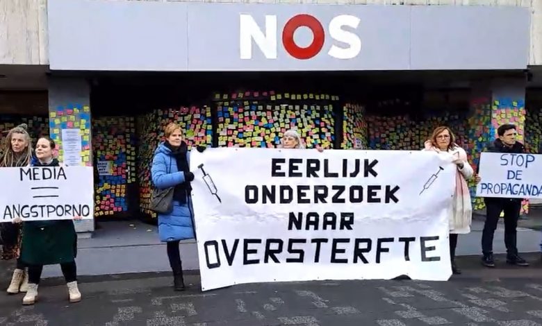„Masová vražda“: Budova nizozemské veřejnoprávní televize se opět zaplnila vzkazy v reakci na velmi vysokou úmrtnost (video)5 (10)