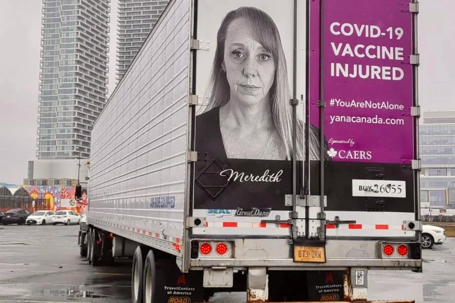 Po Kanadě jezdí kamiony s obrázky občanů poškozených Covid „vakcínou“5 (12)