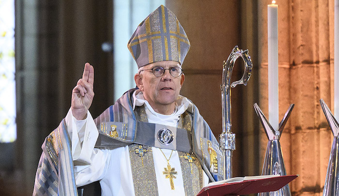 Arcibiskup Švédské církve křičí „Alláhu akbar“, říká, že Mohamed je prorok a zve muslimy do církve