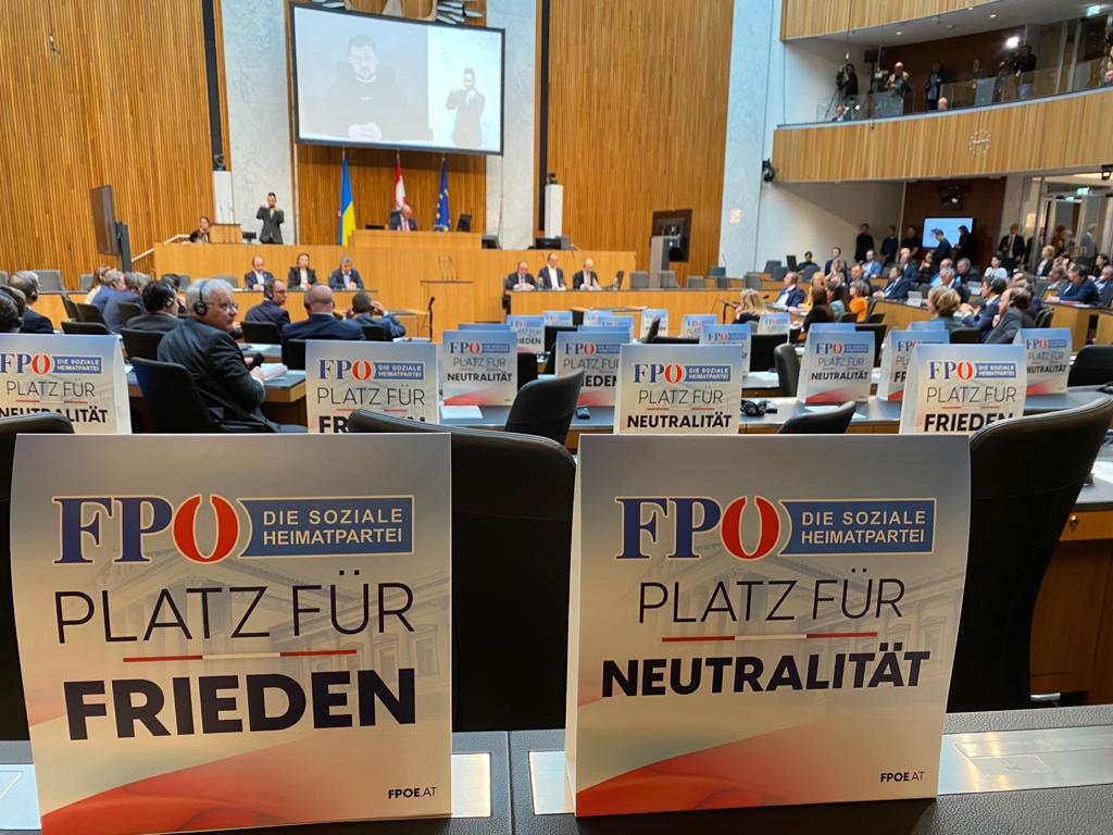 Rakousko: Na protest proti porušení neutrality opustili opoziční politici sál, zatímco měl Zelenský proslov (video)