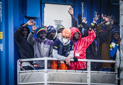 Vláda Meloniové proměnila Lampedusu v afroislámský tábor (video)5 (10)