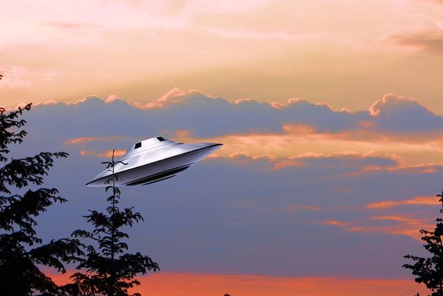 Tucker Carlson: „Americká vláda navázala kontakt s UFO“ (video)