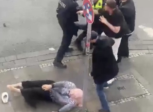 Německo: Masová pouliční rvačka arabských klanů, těžce zraněný policista (video)5 (15)