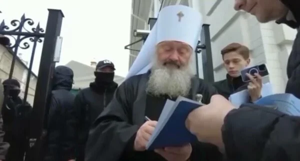 Ukrajinské bezpečnostní síly provedly razii v klášteře v Kyjevě, aby násilně vystěhovaly pravoslavné kněze4.4 (14)